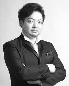 井上雅人(バリトン、司会) photo (C)Naoko Nagasawa