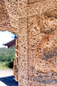 花山神社の菩提石製石灯籠|2016年|石川県小松市菩提町|調査協力=小松市立博物館 撮影=宇都宮美術館「石の街うつのみや」展 調査・撮影チーム (C)Utsunomiya Museum of Art
