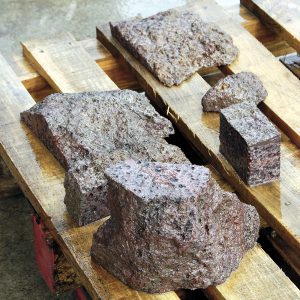 裁断・研磨・洗浄を経て乾燥中の菩提石|2016年|調査・加工協力=小松市立博物館+大谷石産業 撮影=宇都宮美術館「石の街うつのみや」展 調査・撮影チーム (C)Utsunomiya Museum of Art
