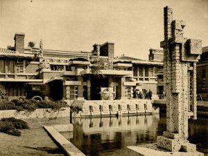 高梨由太郎 編『帝國ホテル』洪洋社, 1923年 より 第15図「帝國ホテル 正面中央部入口」 個人蔵