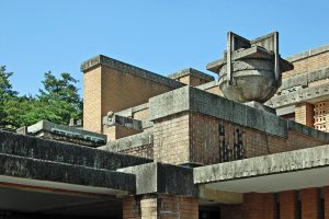 フランク・ロイド・ライト(設計)《旧・帝国ホテル ライト館》の玄関(移築)クローズ・アップ 博物館明治村にて