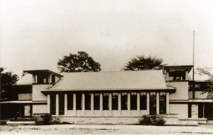記録写真《自由学園 講堂外観》|1927年頃 自由学園 明日館 蔵 (C)JIYUGAKUEN