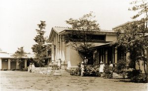 記録写真《自由学園 明日館外観と洋装の生徒たち》｜1921年頃 自由学園 明日館 蔵 (C)JIYUGAKUEN