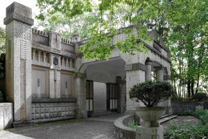 旧・宇都宮商工会議所の遺構、栃木県中央公園内|2016年|宇都宮市睦町 撮影=宇都宮美術館「石の街うつのみや」展 調査・撮影チーム (C)Utsunomiya Museum of Art