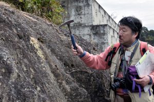観察地点05で解説する相田先生|2016年|宇都宮市田下町 撮影=宇都宮美術館「石の街うつのみや」展 調査・撮影チーム (C)Utsunomiya Museum of Art