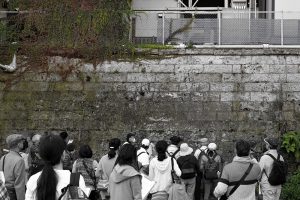 東武宇都宮線の大谷石擁壁(探訪地点13)|2016年|宇都宮市宮園町 撮影=宇都宮美術館「石の街うつのみや」展 調査・撮影チーム (C)Utsunomiya Museum of Art