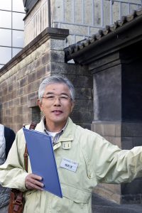 探訪地点01で熱弁をふるう塩田先生|2016年|宇都宮市今泉 撮影=宇都宮美術館「石の街うつのみや」展 調査・撮影チーム (C)Utsunomiya Museum of Art