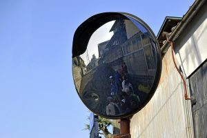 午後の部のハイライトの一つ、星が丘の坂道(探訪地点19)|2016年|宇都宮市星が丘 撮影=宇都宮美術館「石の街うつのみや」展 調査・撮影チーム (C)Utsunomiya Museum of Art