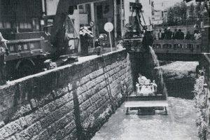 今は無き「釜川の大谷石護岸」|1970年頃 宇都宮市 編『市勢要覧 '70』(昭和45年版), 1970年12月, 宇都宮市 所収 *スライド・レクチャーで紹介