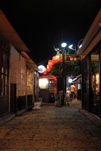 昭和レトロを感じさせる「宇都宮屋台横丁」の大谷石畳|2014年|宇都宮市二荒町 撮影=橋本優子 *スライド・レクチャーで紹介