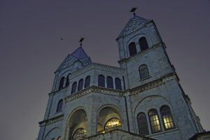 雨上がりの夕闇に聳えるカトリック松が峰教会聖堂|2016年|宇都宮市松が峰 撮影=宇都宮美術館「石の街うつのみや」展 調査・撮影チーム (C)Utsunomiya Museum of Art
