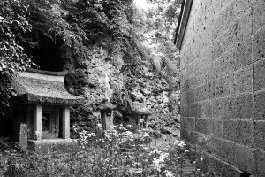立岩神社 石祠群|2016年|宇都宮市大谷町 撮影=宇都宮美術館「石の街うつのみや」展 調査・撮影チーム (C)Utsunomiya Museum of Art
