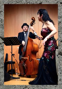 ベースの生沼邦夫 氏＋ヴォーカルの増渕淳子 氏｜2017年｜於･宇都宮美術館 講義室 撮影＝宇都宮美術館｢石の街うつのみや｣展 調査･撮影チーム (C)Utsunomiya Museum of Art