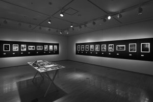 サテライト企画展「大洲大作・写真の仕事――石の街」会場風景 撮影=大洲大作 (C)Daisaku Oozu